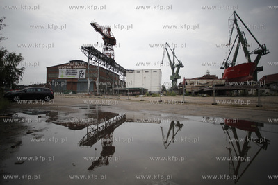 Stocznia Gdanska. Aktywisci Greenpeace rozwiesili na...