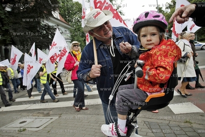 Gdansk. Demonstracja pracownikow firmy energetycznej...