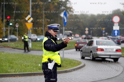 Dzien Otwarty oliwskiego Zoo. Policjant kieruje ruchem.
11.10.2014
fot....