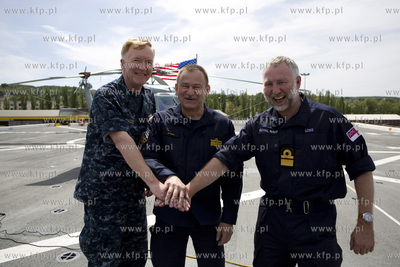 Amerykański okręt desantowy San Antonio dowodzący...