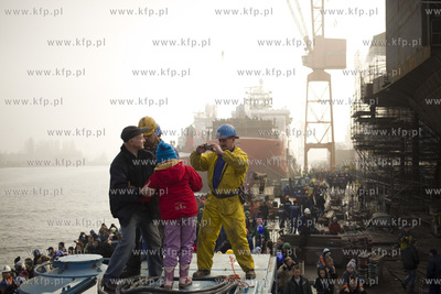 Stocznia Remontowa Shipbuilding. Wodowanie żaglowca...