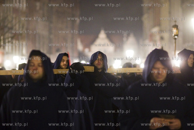 Gdańsk. Misterium Nocne. Uczestnicy misterium na ul....