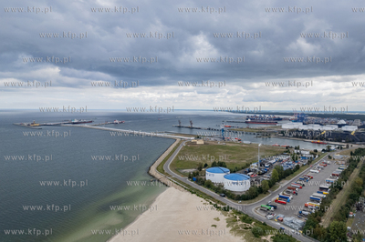 Dogaszanie pożaru w jednej z hal na terenie spalarni...