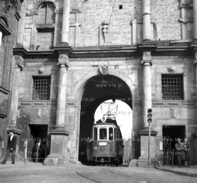Gdansk - Starowka. Nz tramwaj liniI 9 przejezdza pod...