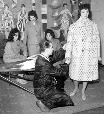 Przymiarka płaszcza w Domu Mody Stylowy na Gnilnej...