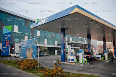 Gdansk. Wrzeszcz. Samoobsllugowa stacja paliw Neste...