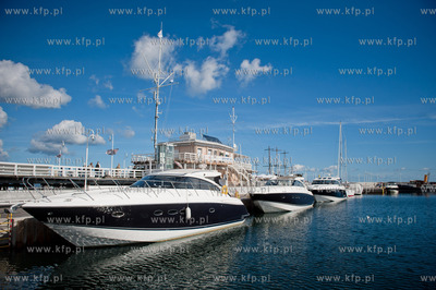Sopot - molo. Przystan Jachtowa. Luksusowe jachty motorowe....