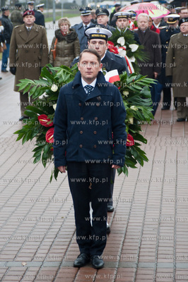 Gdynia. Zlozenie kwiatow na plycie Pomniku Marynarza...