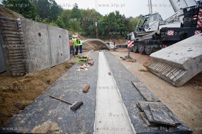 Gdansk. Ul. Ogrodowa. Montaz pierwszych elemntow wiaduktu...