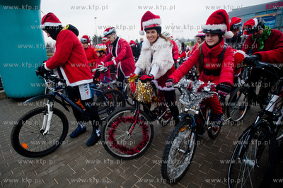 Gdansk. Parking pod Ergo Arena. Coroczna akcja Mikolaje...