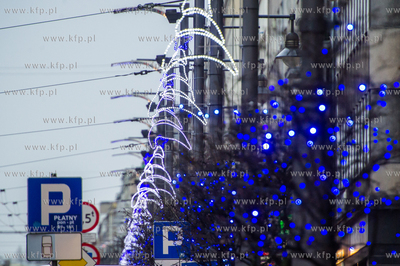 Gdynia. Swiateczne iluminacje na ul. Swietojanskiej...