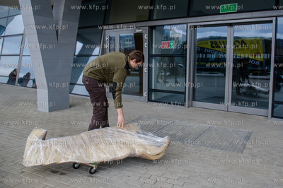 Gdansk. Uniwersytet Gdanski. Rozladunek szkieletu pletwala...