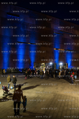 Gdansk. Podswietlona na niebiesko fasada Europejskiego...