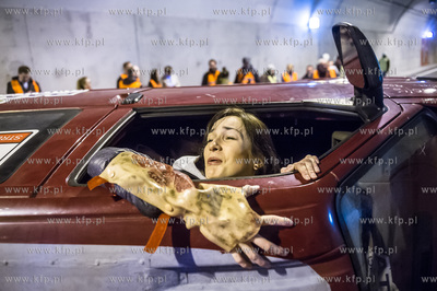 Symulowana akcja ratunkowa po zderzeniu trzech samochodow,...