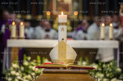 Gdansk. Katredra Oliwska. Wprowadzenie trumny z cialem...