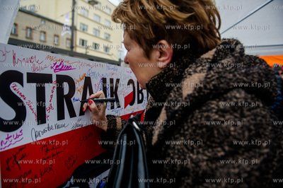Gdynia. Strajk Obywatelski Komitetu Obrony Demokracji...