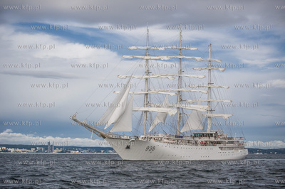 Zatoka Gdańsk. Wspólne ćwiczenia stawiania żagli...