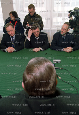 Czwarty dzien strajku w Stoczni Gdynia S.A. Do stoczniowcow...