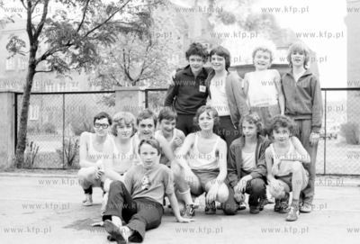 Druzyna pilkarska klasy szostej w szkole podstawowej...