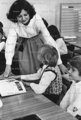 Nauczycielka i uczniowie w szkole podstawowej nr 50...