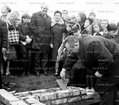 Wmurowanie aktu erekcyjnego pod budowe 27.10.1972 pazdziernik...