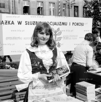 Kaszubka z ksiazka w slubie pokoju podczas Dni Oswiaty...