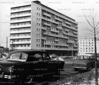 Gdynia, ul. Wladyslawa IV. W zatoczce postojowej samoch...