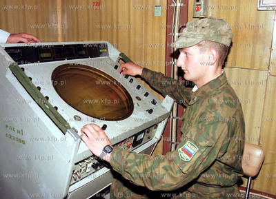 Rosyjski zolnierz przy radarze na posterunku w obwodzie...