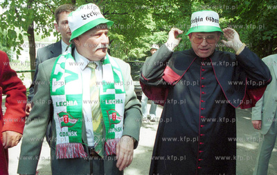 Lech Walesa i ksiadz pralat Henryk Jankowski w klubowych...