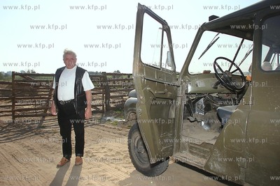 Zielnowo kolo Darlowa. Andrzej Lepper zajechal Uazem...