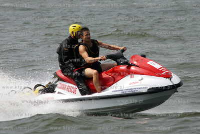 Aktor Maciej Zakoscielny plywa na skuterze wodnym po...