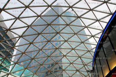 Zlote tarasy - kompleks wielofunkcyjny (biznesowo-handlowo-rozrywkowy)...