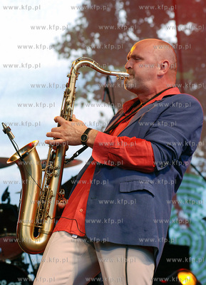 Impreza Lata z Radiem w Chojnicach. Występ zespolu...