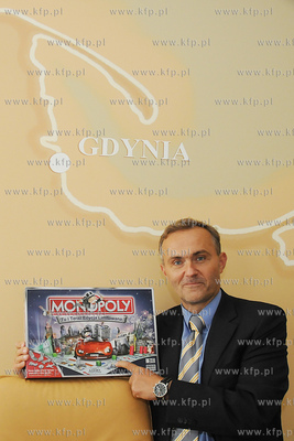 Gdynia znalazla sie na planszy gry MONOPOLY. Nz. Wojciech...