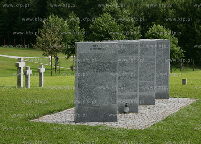 Szczecin/Glinna/zachodniopomorskie. Na cmentarzu wojennym...