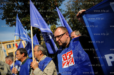 Gdynia. Pikieta pod brama do Stoczni Gdynskiej nawolujaca...