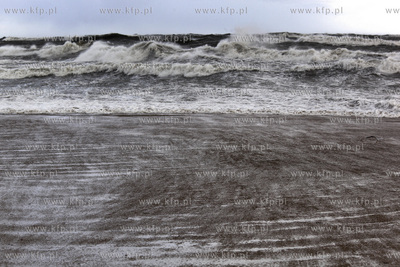 Sztormowa pogoda w Gdansku. Plaza na Westerplatte....