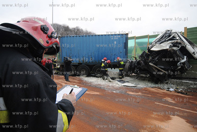 Gdynia. Z niewyjasnionych przyczyn samochod ciezarowy...