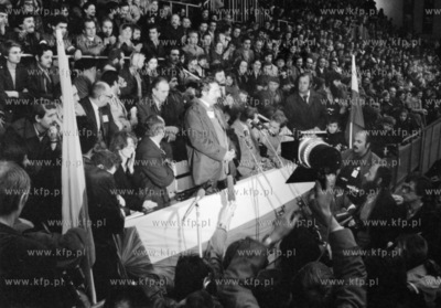 Objazd delegacji Solidarnosci po podkrakowskich miejscowosciach....