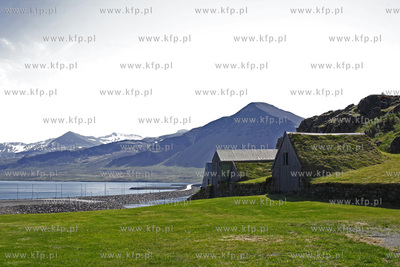 Islandia krajobraz wyspy, stara zabudowa islandzka...