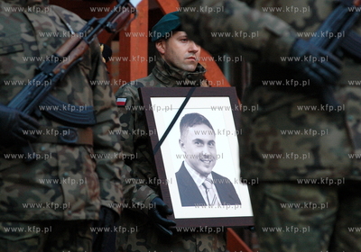 Cialo tragicznie zmarlego, w katastrofie lotniczej...