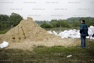 Krakow, Salwator. Umacnianie przeciekajacych walow...