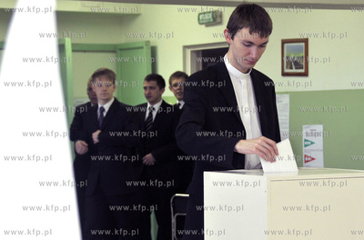 Wybory prezydenckie 2010. Lokal wyborczy nr 2 w Pelplinie....