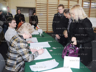 Prezydent Gdyni Wojciech Szczurek wraz z rodzina glosowal...