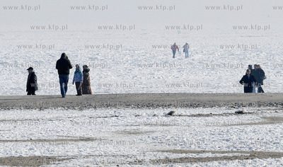 Gdynia, Srodmiescie. Mimo zakazu spacerowicze wchodza...