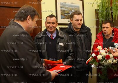 Ponad 100 samochodow blokowalo droge krajowa22 miedzy...