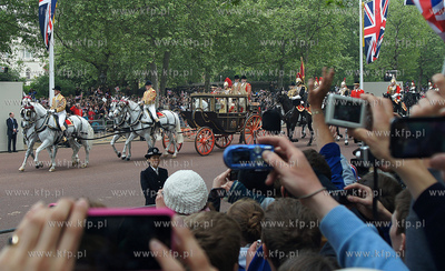Londyn. Przejazd orszaku po ceremonii zaslubin ksiecia...