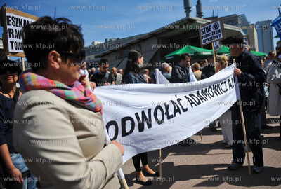 Gdansk. Plac przed City Forum. Protest ok 200 osob...