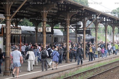 Pociag "Heweliusz", prowadzony przez parowoz z wolsztynskiej...