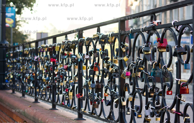 Gdansk, ul. Korzenna. Most Milosci, czyli most z klodkami...